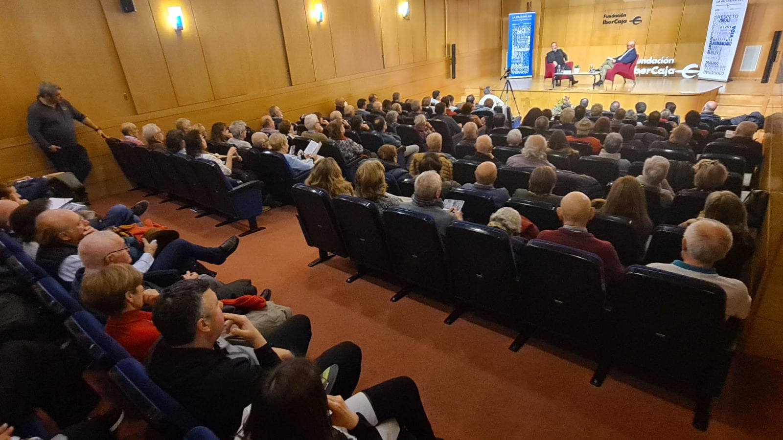 Una luz en la noche de la humanidad