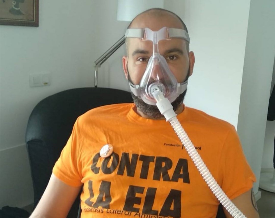 Jordi Sabaté: «5 años con ELA, enfermedad mortal. No puedo moverme, hablar, comer, ni beber y soy calvo. Amo la vida»